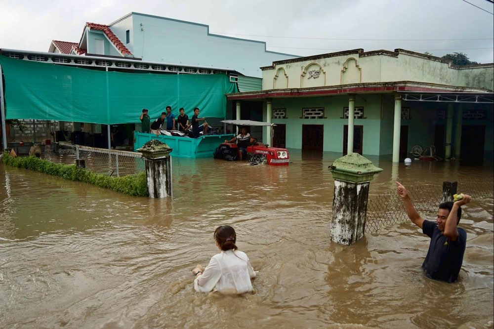 Nguoi dan dung may cay de ra khoi vung ngap. Anh: Pham Duy