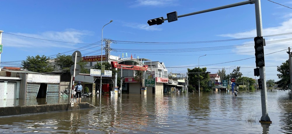 Quoc lo 1 bi ngap o phuong Ham Thang khien giao thong chia cat. Anh: Duy Tuan
