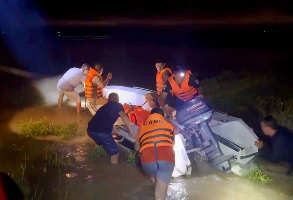 Cano den hien truong cac khu vuc ngap. Anh: Duy Tuan