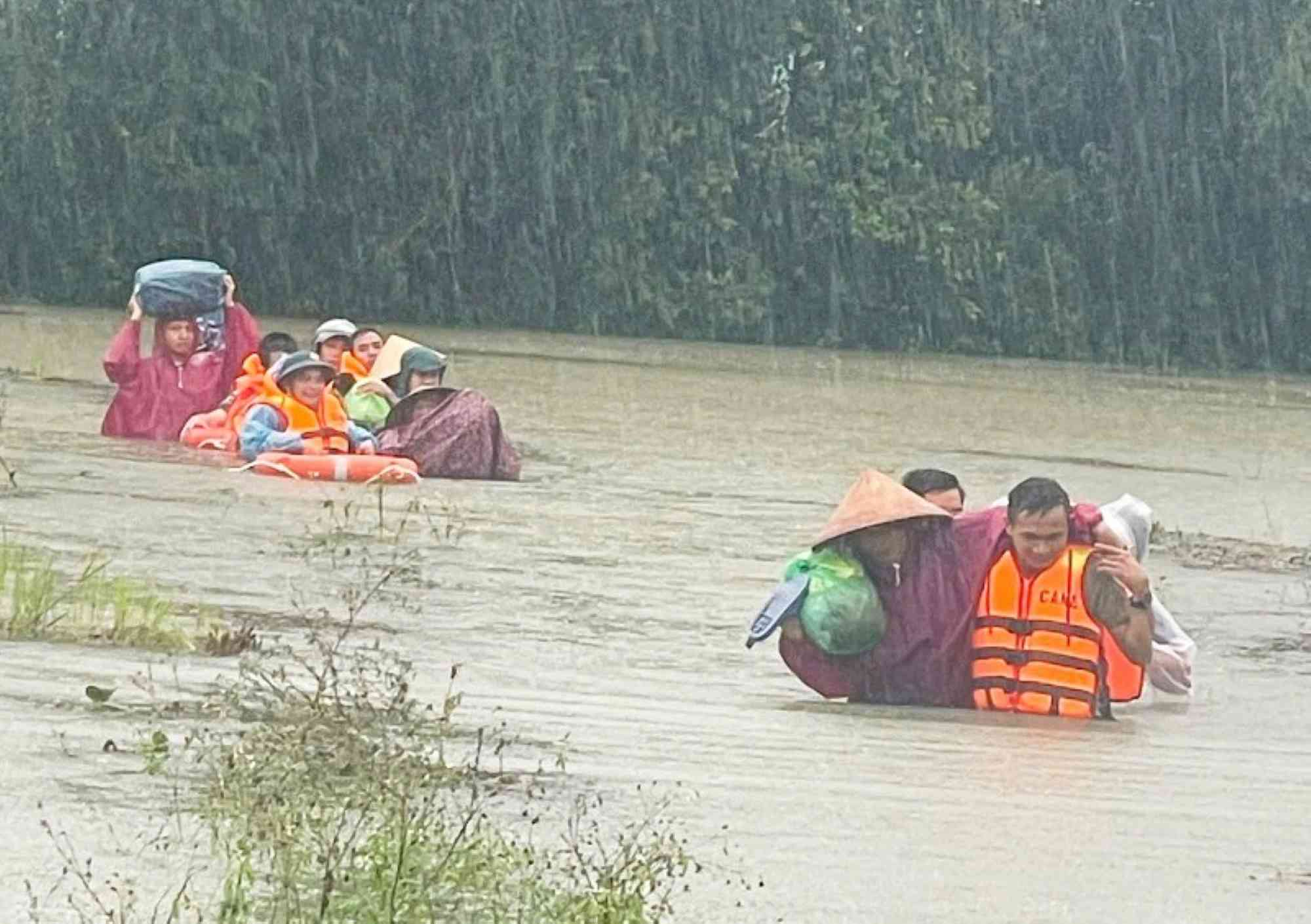 The armed forces of Military Region 5 and Da Nang City help people flee the flood. Photo: Truong An