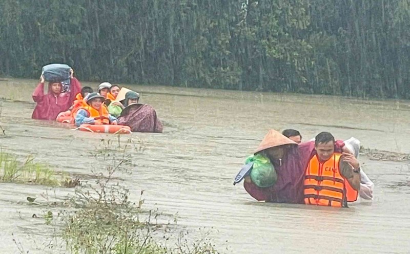 The armed forces of Military Region 5 and Da Nang City help people flee the flood. Photo: Truong An