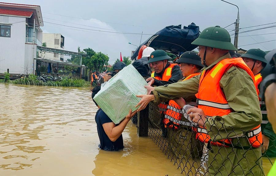 Uy vien Trung uong Dang, Pho Thu tuong Chinh phu Tran Hong Ha trao qua cuu tro cho nguoi dan vung ngap lut sau tai Da Nang. Anh: Truong An