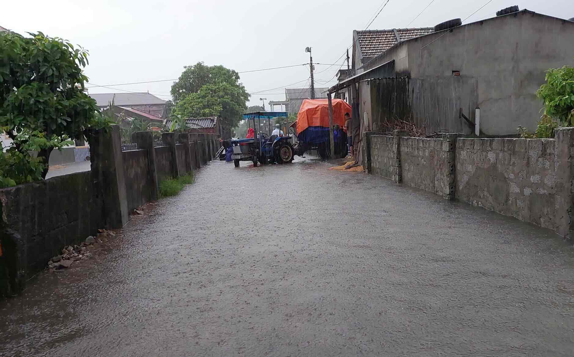 Duong di chuyen cua nguoi dan bat dau ngap nuoc. Anh: Thanh Son