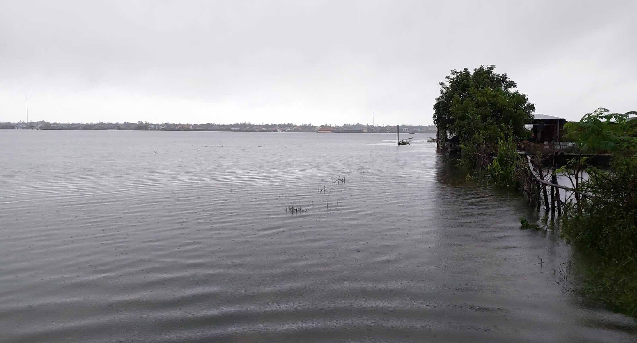 Mua lon khien nhieu noi tai xa Quang Trach ngap sau. Anh: Thanh Son