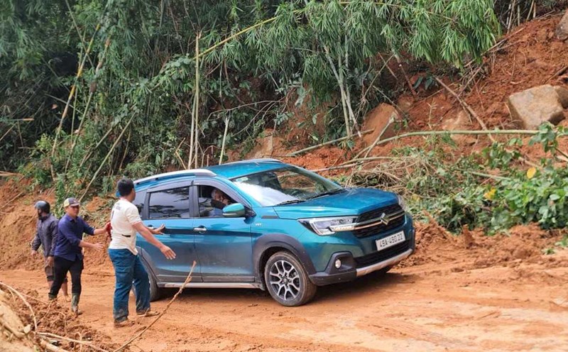 Gia Bac Pass on National Highway 28, Lam Dong has been cleared after many hours of paralysis due to landslides. Photo: Phuc Khanh