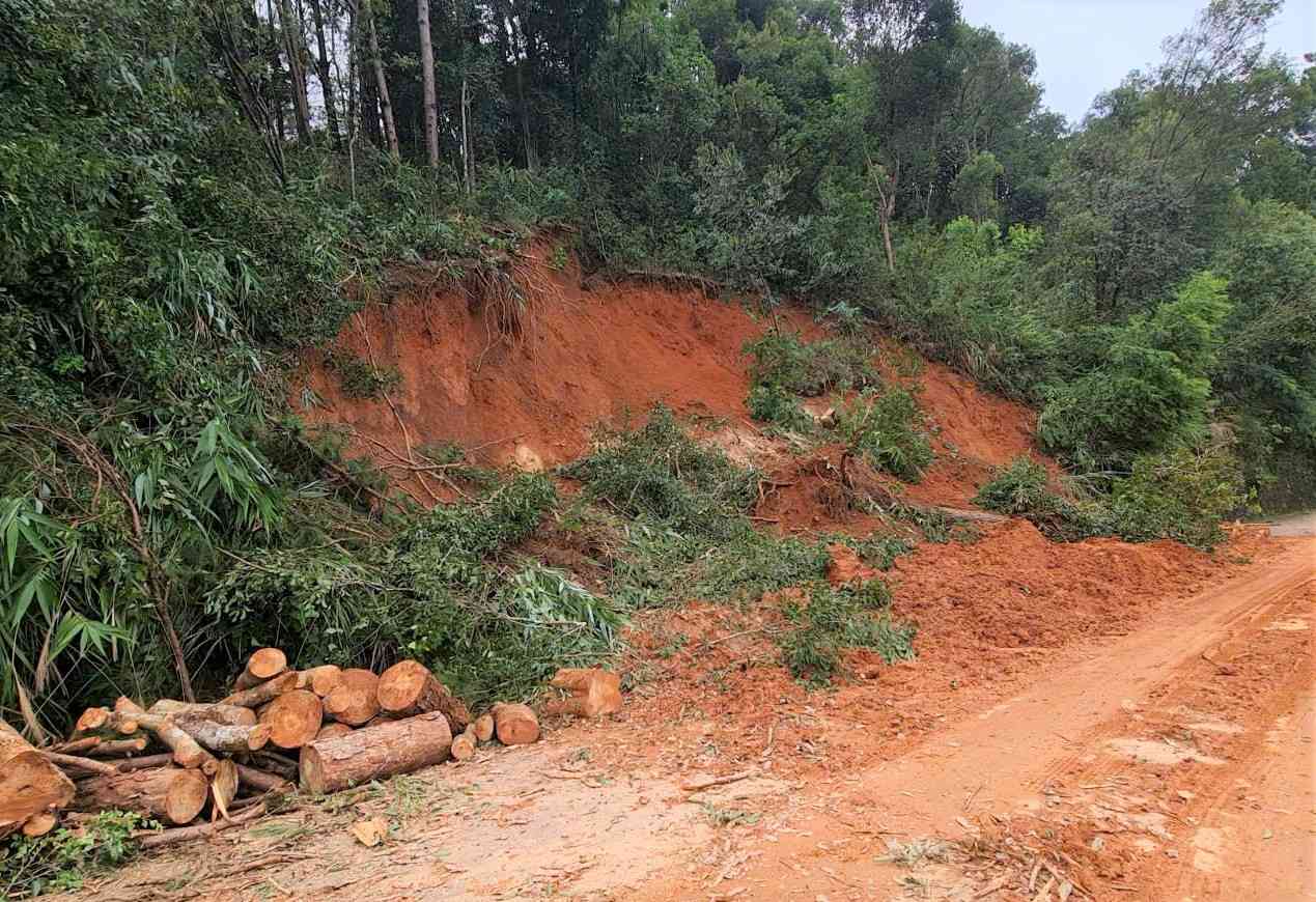 Deo Gia Bac tren Quoc lo 28 da thong tuyen luc 6 gio 30 phut sang 31.10 sau nhieu gio te liet do sat lo. Anh: Phuc Khanh