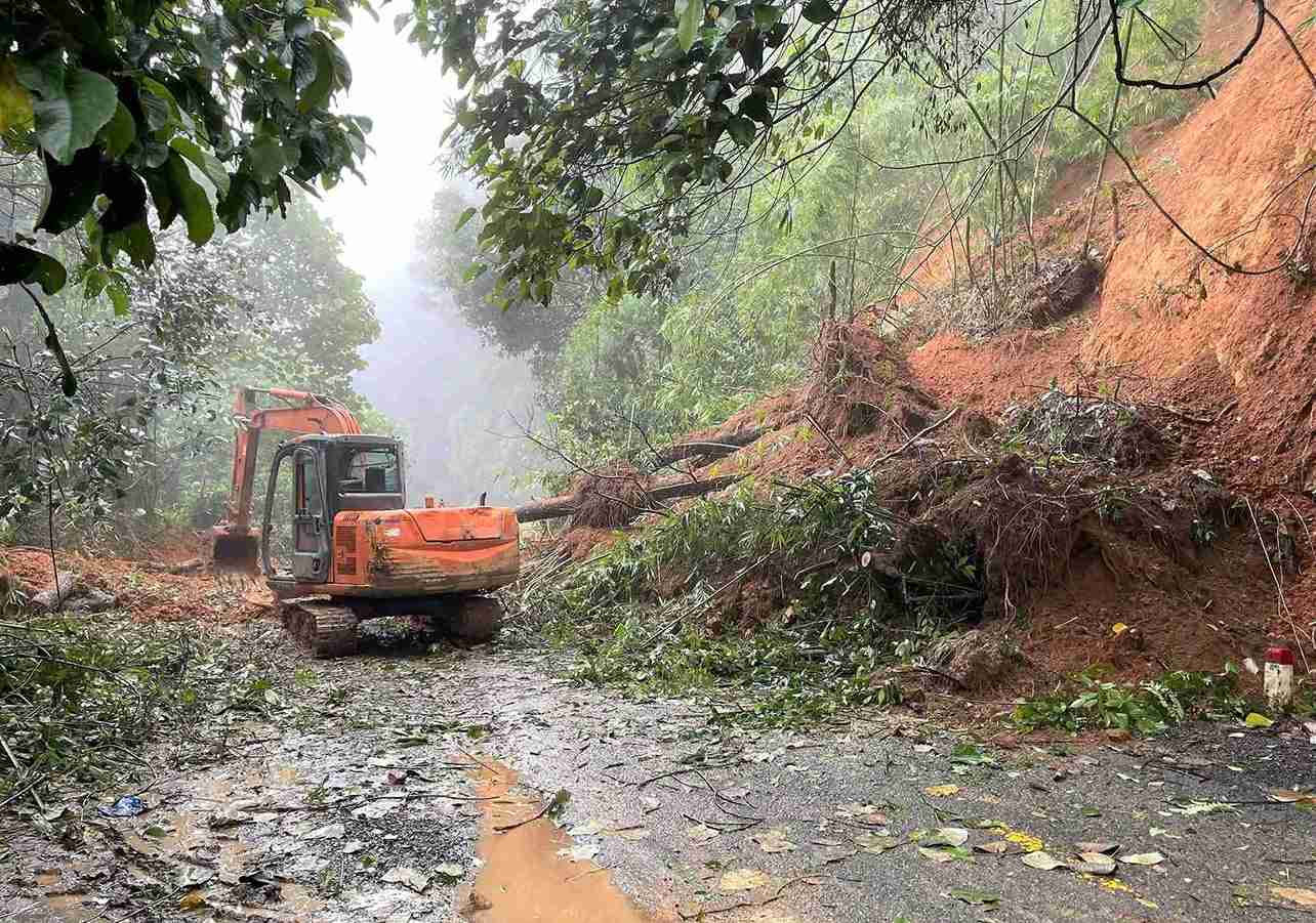 May muc hoat dong het cong suat de khoi thong deo Gia Bac kip thoi sau khi xay ra sat lo. Anh: Phuc Khanh