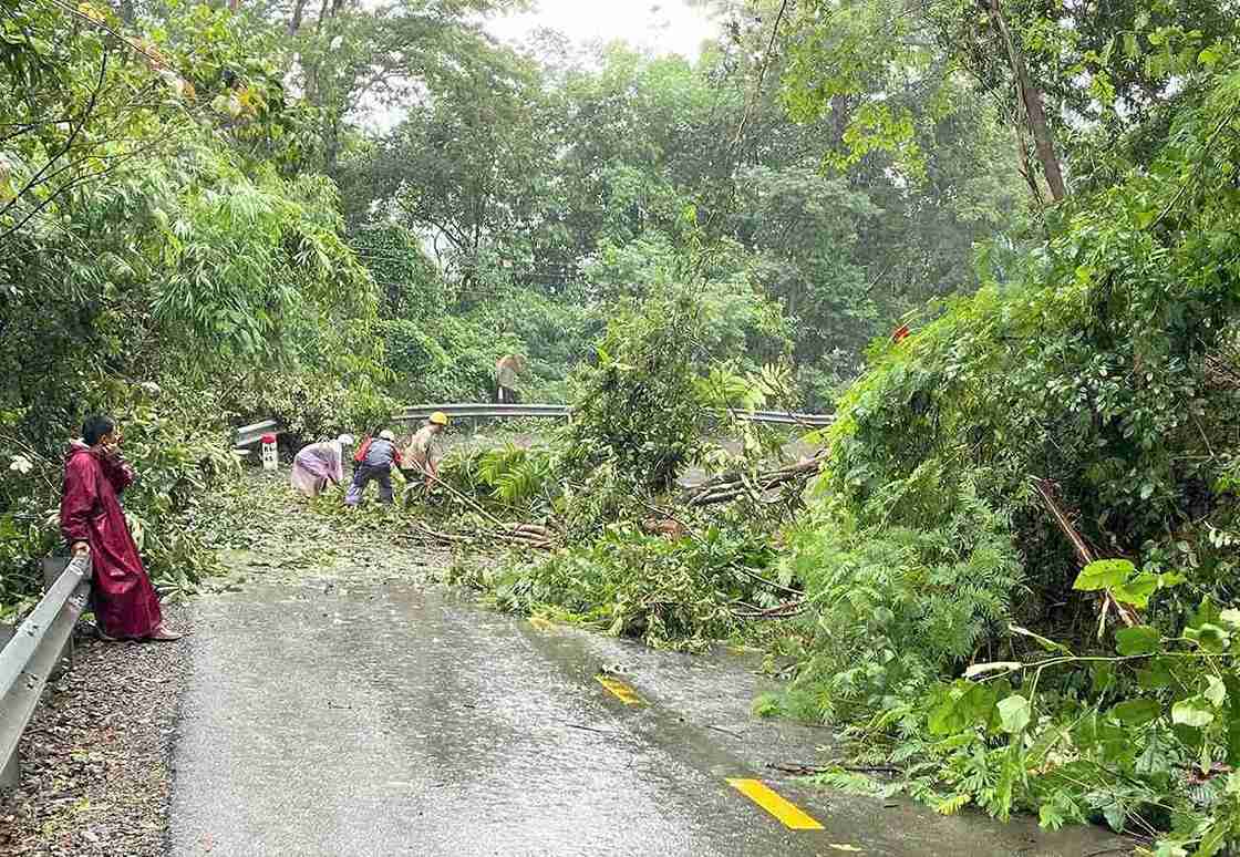 Cac luc luong tap trung khac phuc su co sau khi xay ra sat lo de thong deo Gia Bac. Anh: Phuc Khanh