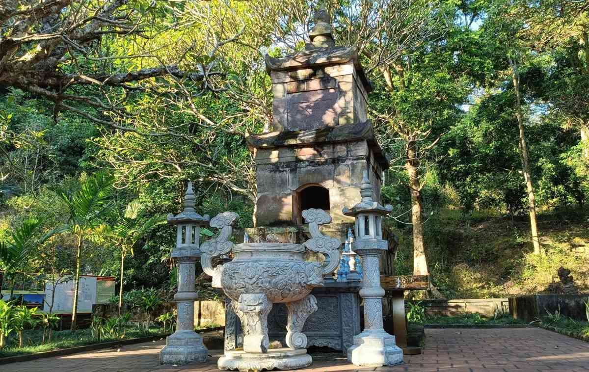 Phia sau nha to la Vien Thong Bao Thap, noi luu giu xa li cua Thien su Phap Loa, duoc xay dung nam 1334. Toa bong mat quanh nam cho toa bao thap co tuoi doi gan 700 nam tuoi la he thong cay dai co thu. 