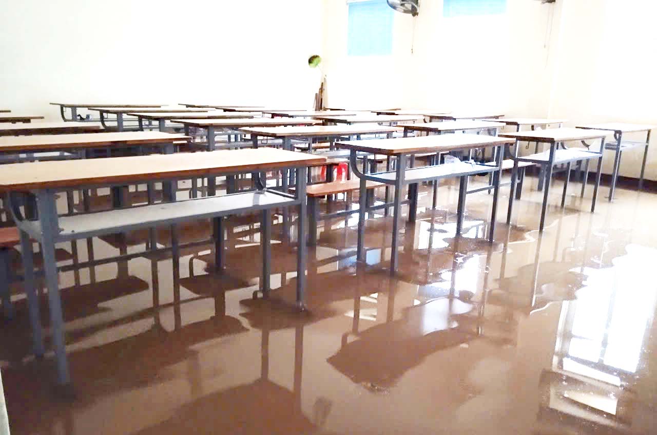 Many classrooms on the first floor of Ha Huy Tap High School were flooded about 30cm, on the morning of October 31, all students of the school were off school. Photo: Tuan Khang.