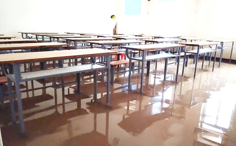 Many classrooms on the first floor of Ha Huy Tap High School were flooded about 30cm, on the morning of October 31, all students of the school were off school. Photo: Tuan Khang.