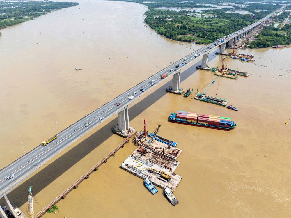 Cac nha thau dang tap trung may moc, thiet bi tai cau Long Thanh de mo rong cau hien huu tu 4 len 8 lan xe. Ảnh: Nham Nguyen