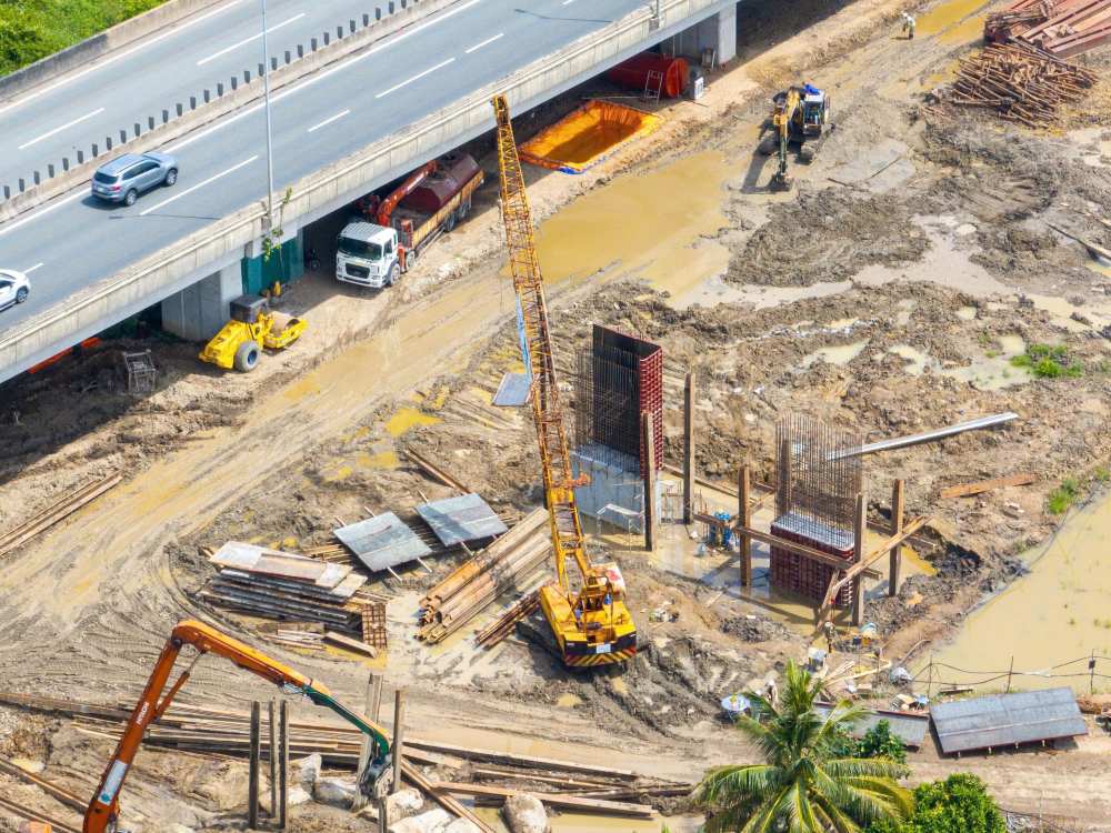 Cong truong phia bo Dong Nai tap nap thi cong, nha thau tranh thu trien khai song song nho quy dat giai doan 1 da san sang. Cac mong tru cua duong dan cau Long Thanh phia Dong Nai dang dan thanh hinh. Anh: Anh Tu.