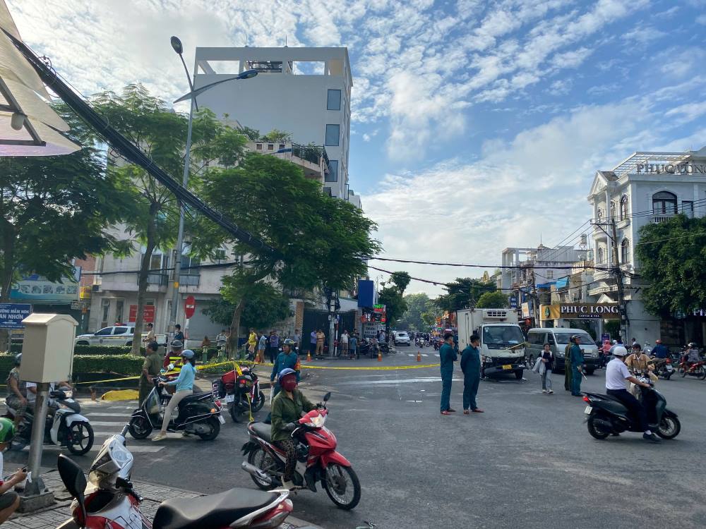 Cong an phong toa hien truong vu tai nan khien co gai tu vong giua nga tu TPHCM. Ảnh: Tuan Kiet