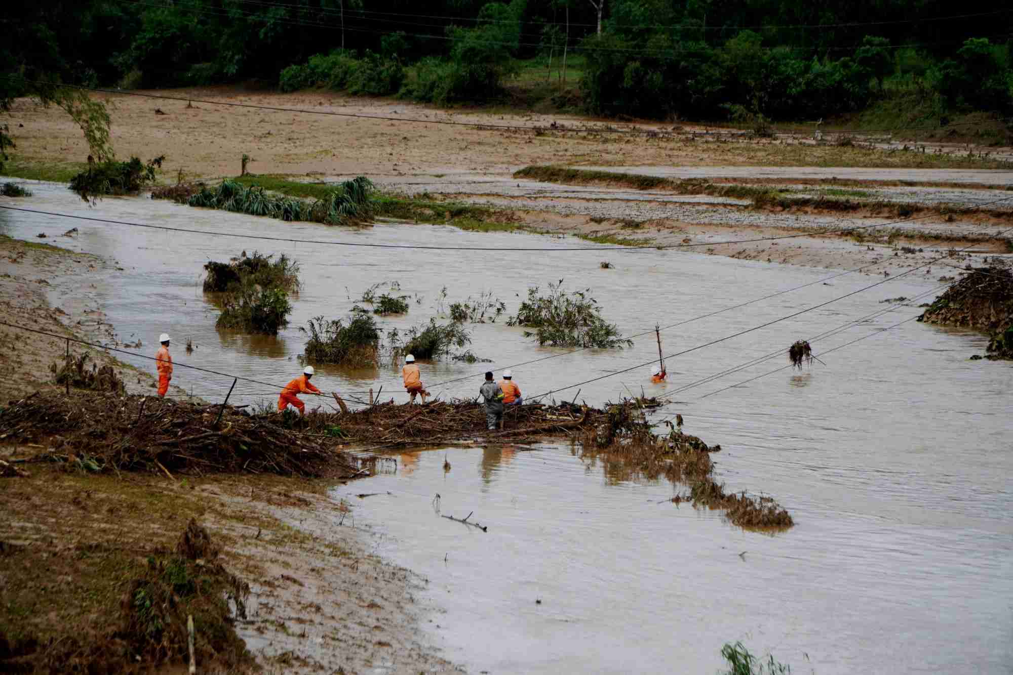 Hundreds of thousands of visitors in the Central region have not been restored to power due to floods. Photo: Pham Ngoc