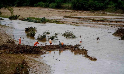Hàng trăm ngàn khách ở miền Trung vẫn chưa được cấp điện trở lại vì lũ lụt. Ảnh: Phạm Ngọc