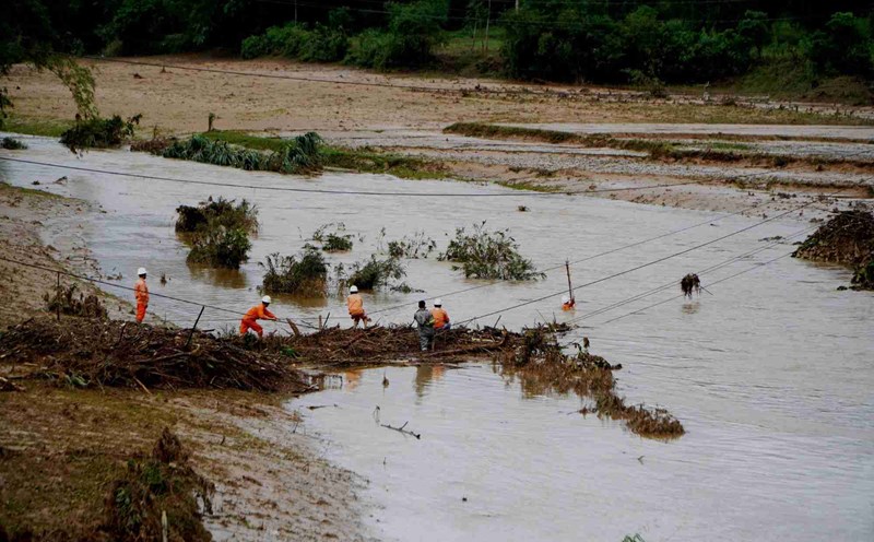 Hundreds of thousands of visitors in the Central region have not been restored to power due to floods. Photo: Pham Ngoc