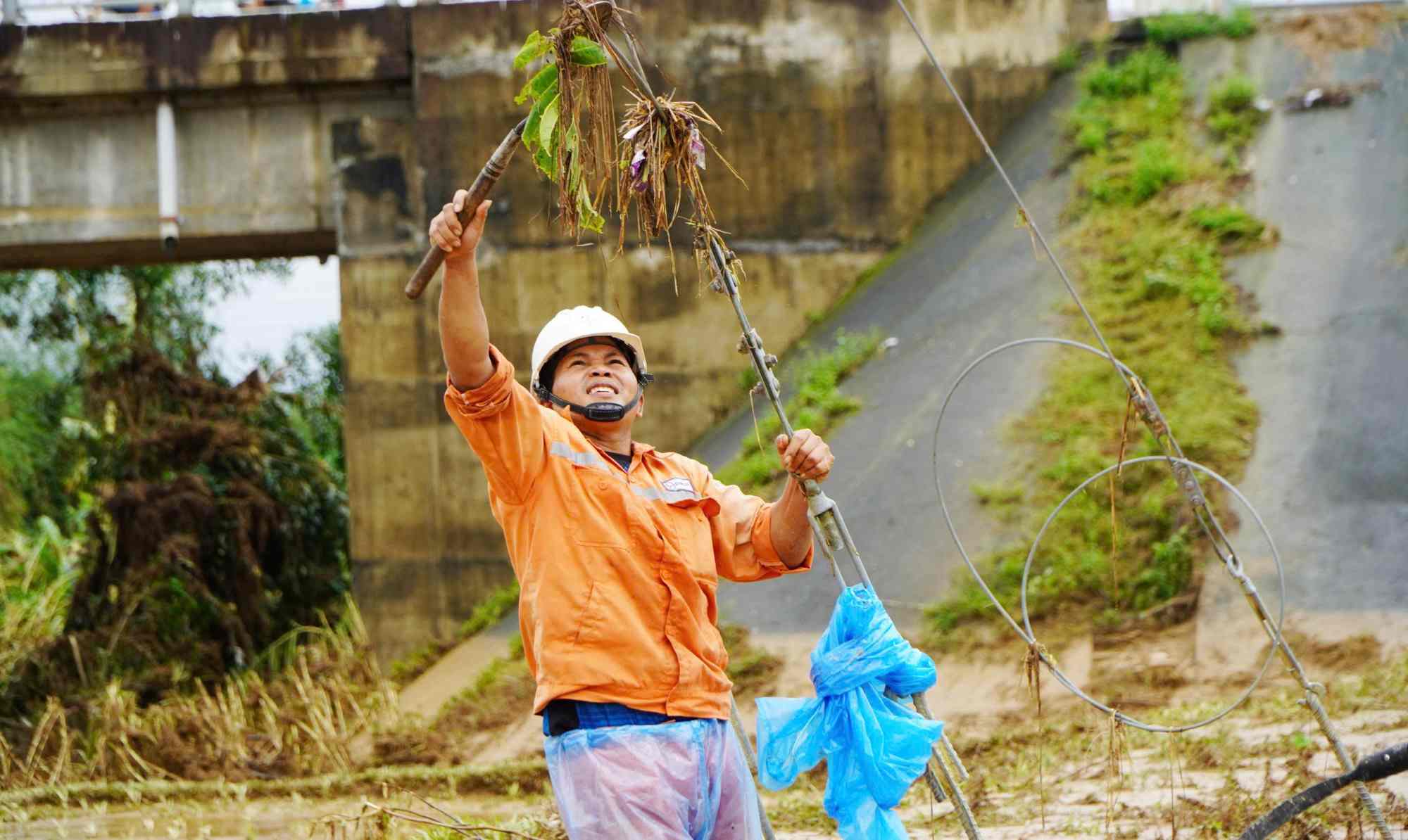 Tong Cty Dien luc mien Trung no luc khac phuc lu lut, cap dien tro lai cho nguoi dan vung lu. Anh: Pham Ngoc