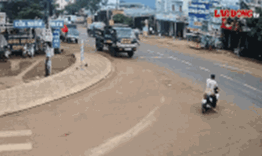 Khoảnh khắc chiếc ôtô húc văng chị T. cùng xe máy trên đường Hồ Chí Minh (xã Biển Hồ, Gia Lai). Ảnh: Ngọc Hoàng