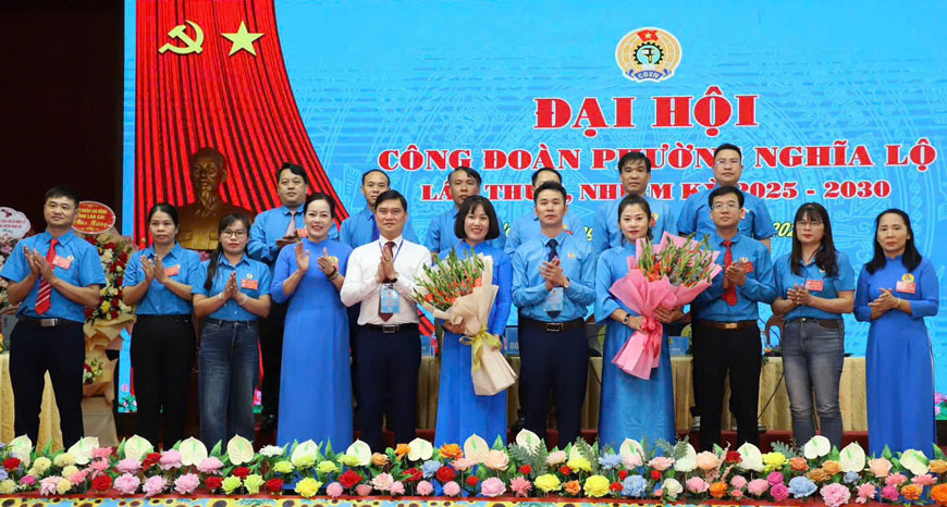 Lanh dao Lien doan Lao dong tinh Lao Cai chuc mung Dai hoi. Anh: An Vi
