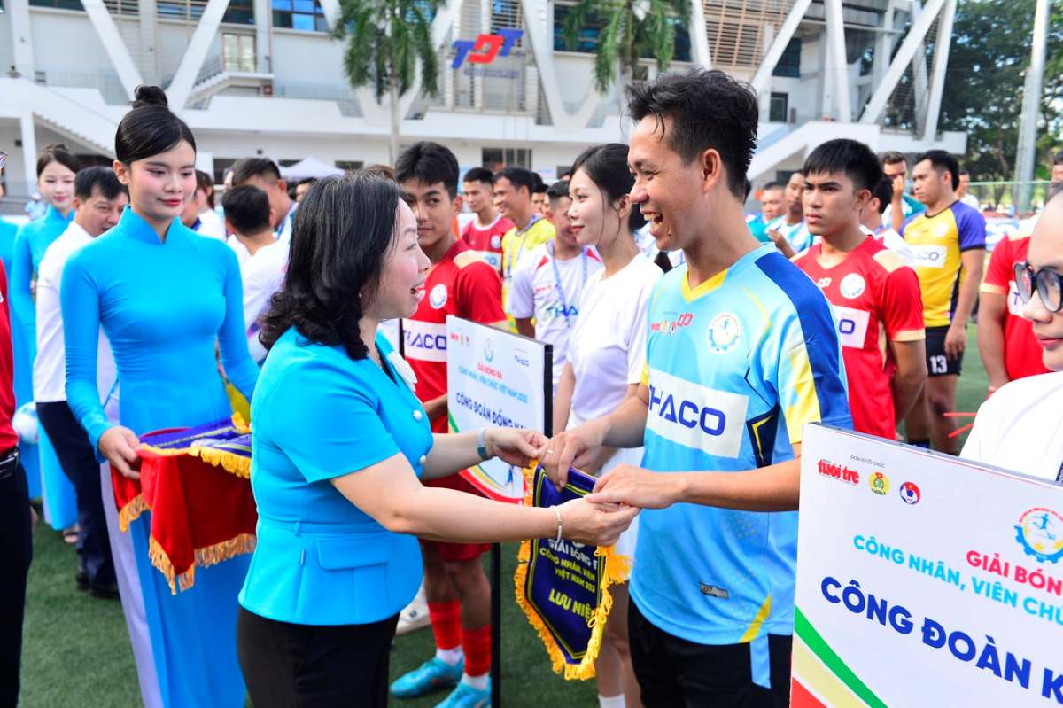 Ms. Thai Thu Xuong - Permanent Vice President of the Vietnam General Confederation of Labor - encouraged the players of the teams participating in the final round. Photo: Dinh Quang