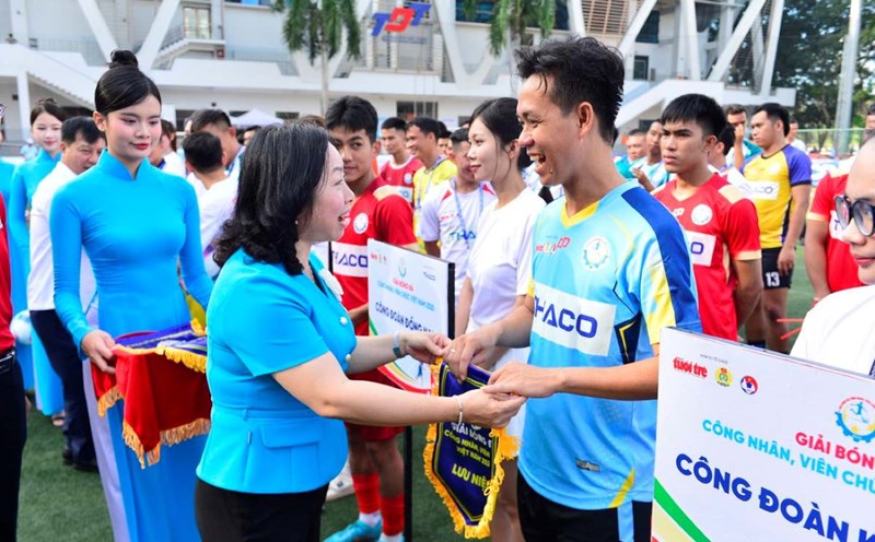 Ms. Thai Thu Xuong - Permanent Vice President of the Vietnam General Confederation of Labor - encouraged the players of the teams participating in the final round. Photo: Dinh Quang