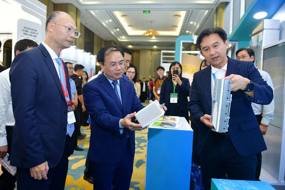 Visitors visit the Saint-Gobain booth at Green Week 2025. Photo: Provided by the enterprise