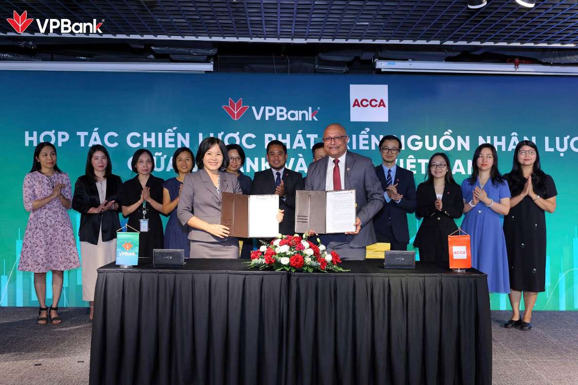Dai dien VPBank va ACCA ky ket bien ban ghi nho hop tac phat trien nguon nhan luc giua VPBank va ACCA Viet Nam. Anh: VPBank
