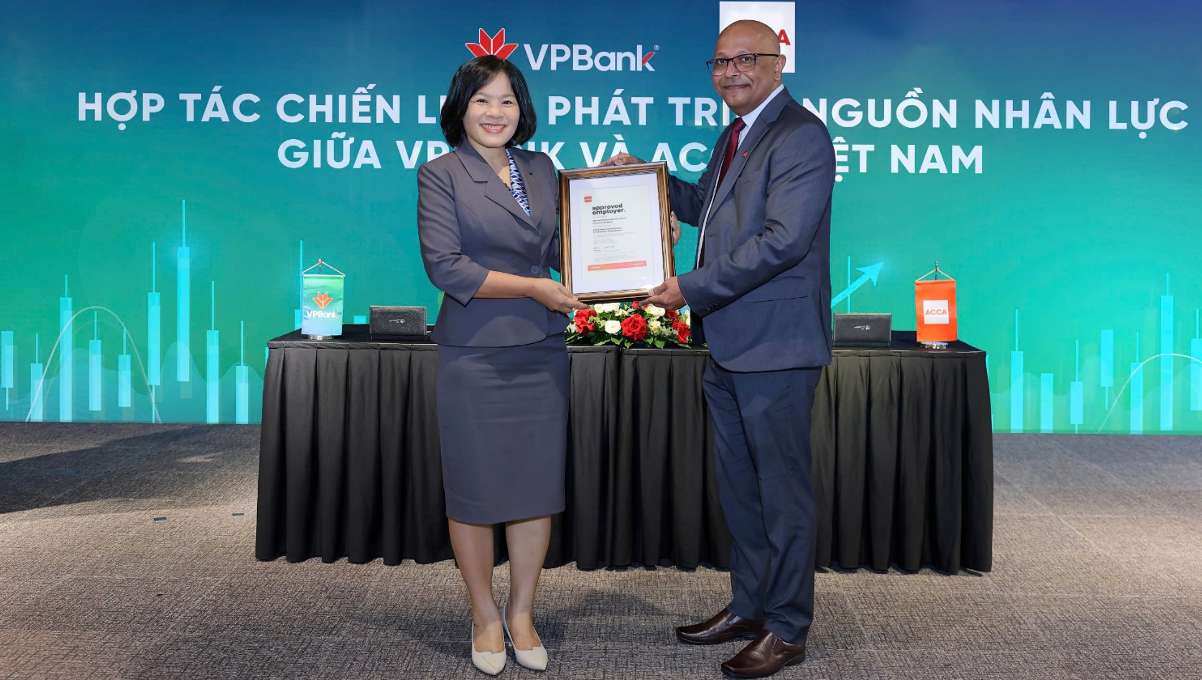 Dai dien VPBank nhan chung nhan ACCA Approved Employer tai le ky ket. Anh: VPBank