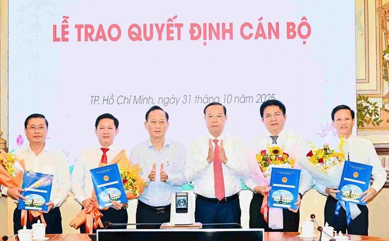 Ho Chi Minh City leaders presented the decision to the Director and Deputy Director of the Ho Chi Minh City Land Fund Development Center. Photo: Viet Dung