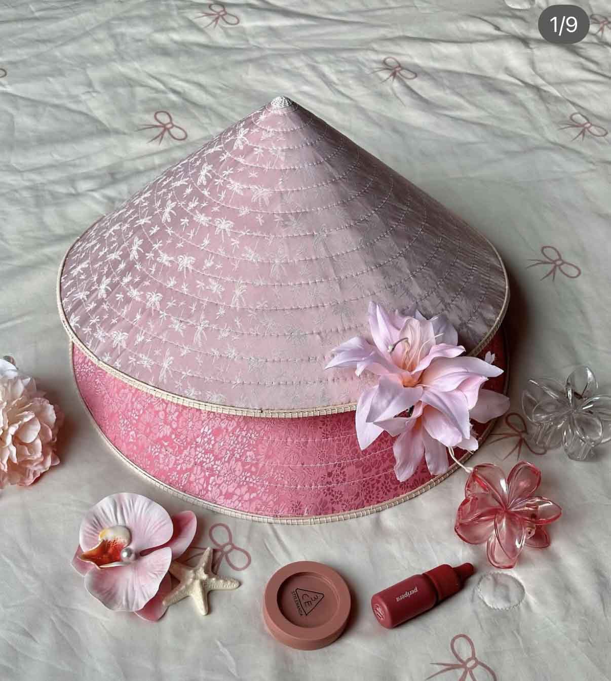 Non lua gam da dang ve mau sac va hoa tiet. Anh: Nhan vat cung cap