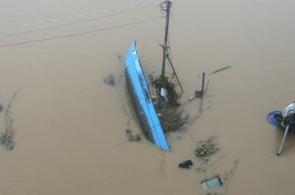 Hien truong vu lat ghe tai phuong Hoi An Tay, TP. Da Nang khien 1 nguoi van con mat tich. Anh: Truong An