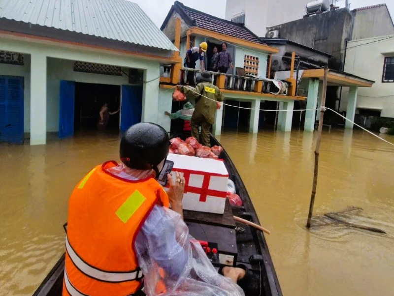 Luc luong chuc nang Hoi An Tay, Da Nang cuu tro nguoi dan vung ngap. Anh: Truong An