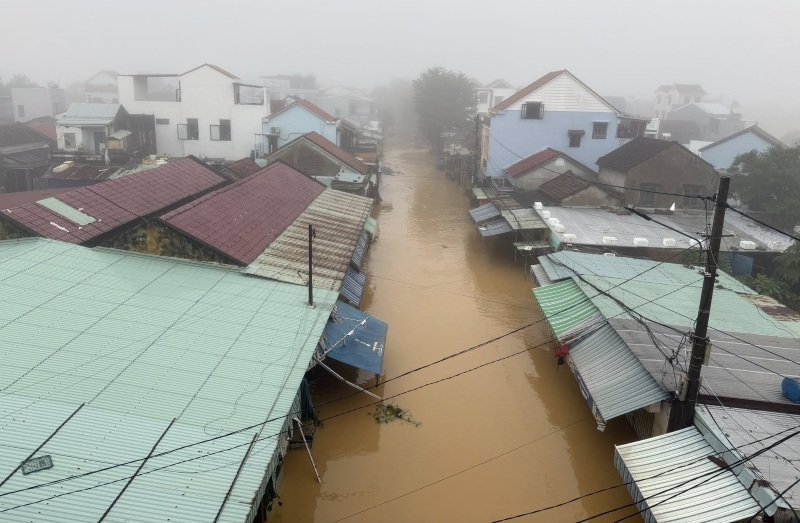 Ngap lut sau tren duong vao Lang gom Thanh Ha, Hoi An Tay, Da Nang. Anh: Nguyen Hoang