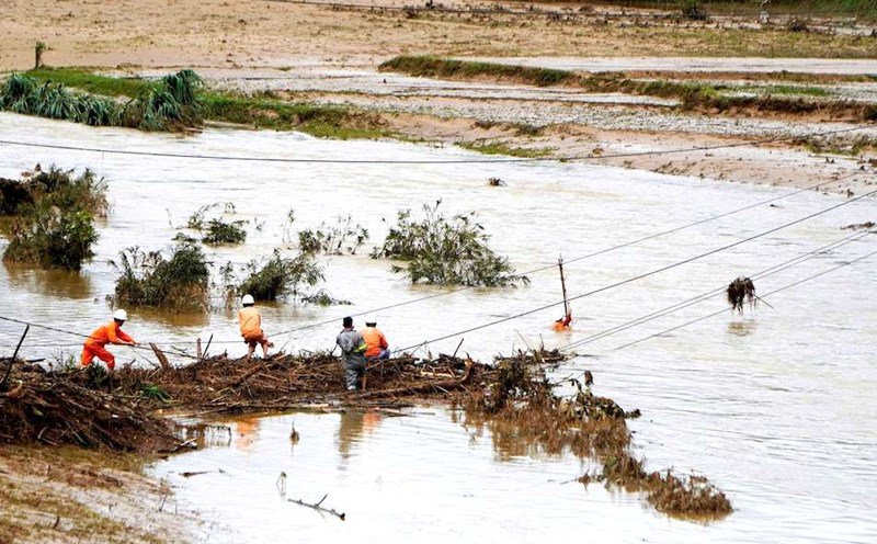 Los empleados de EVNCPC superan el problema de la red electrica despues de las inundaciones. Foto: EVN