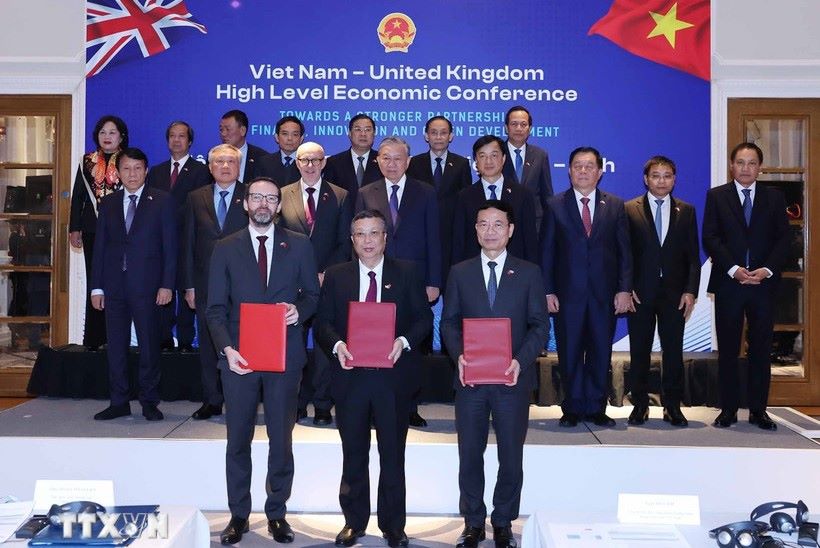 General Secretary To Lam witnessed the handover ceremony of a cooperation agreement between Vietnamese and British enterprises. Photo: VNA