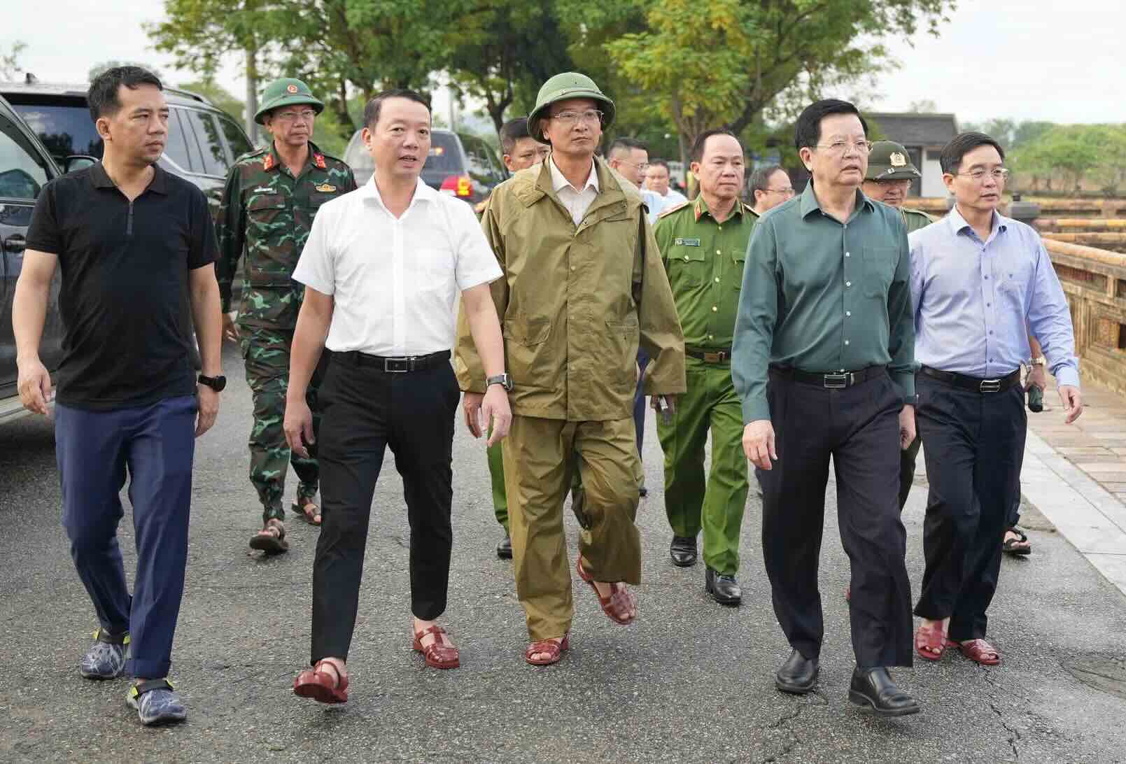 Deputy Prime Minister Mai Van Chinh inspected the flood recovery work in Hue Imperial City. Photo: N. Hieu