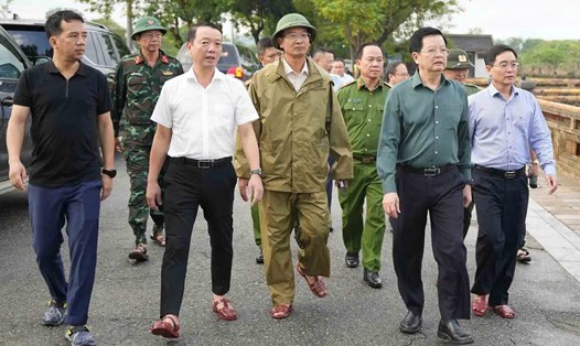 Phó Thủ tướng Mai Văn Chính kiểm tra công tác khắc phục mưa lũ ở Đại Nội Huế. Ảnh: N. Hiếu