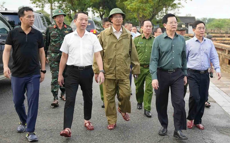 Deputy Prime Minister Mai Van Chinh inspected the flood recovery work in Hue Imperial City. Photo: N. Hieu