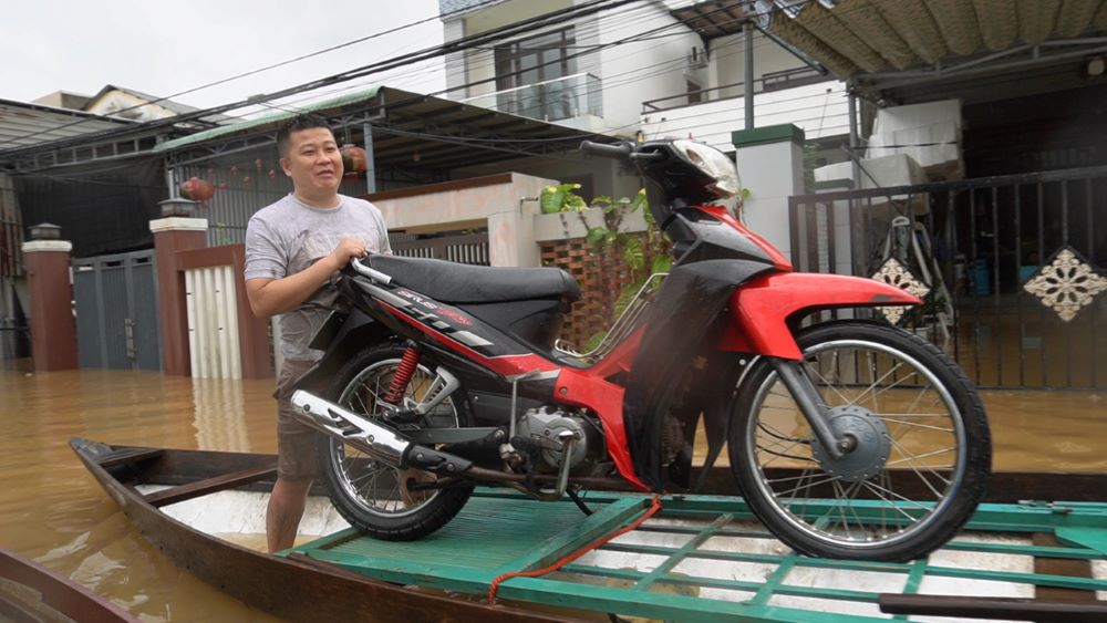 Floods in the Central region have left 24 people dead and missing, nearly 117,000 homes deeply flooded. Photo: Tran Thi