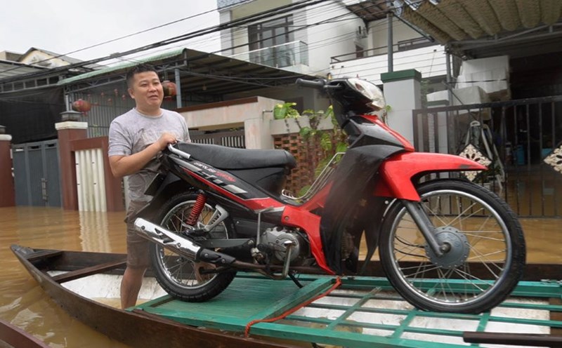 Floods in the Central region have left 24 people dead and missing, nearly 117,000 homes deeply flooded. Photo: Tran Thi