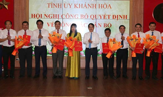 Lãnh đạo tỉnh Khánh Hòa đã công bố nhiều quyết định quan trọng về công tác cán bộ. Ảnh: Hữu Long