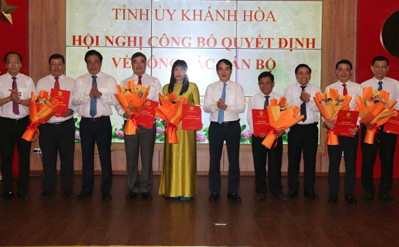 Khanh Hoa provincial leaders have announced many important decisions on personnel work. Photo: Huu Long