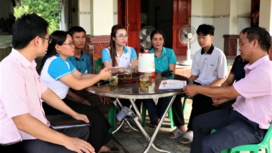 Representatives of the VBSP and trust groups and the loan savings group are introducing the preferential credit program for STEM learners to the people. Photo: Trung Hieu