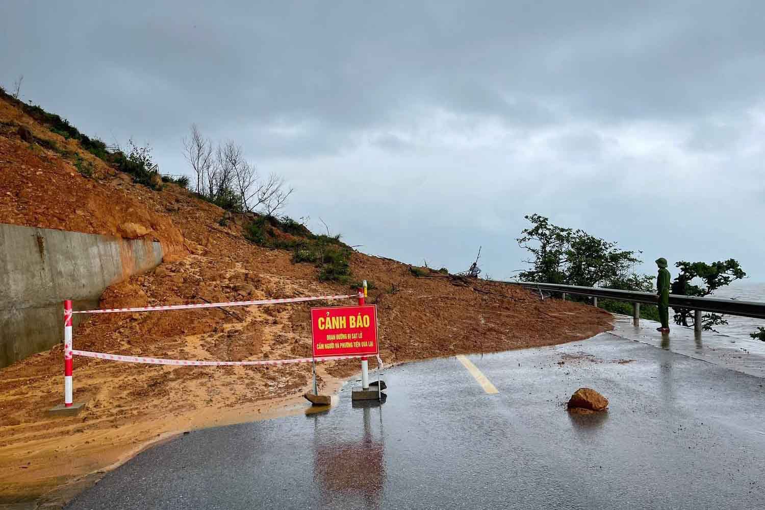 The landslide completely cut off the coastal road connecting Ky Khang commune with Hai Ninh ward. Photo: Hoang Anh.