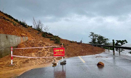 Sạt lở gây chia cắt hoàn toàn tuyến đường ven biển nối xã Kỳ Khang với phường Hải Ninh. Ảnh: Hoàng Anh.