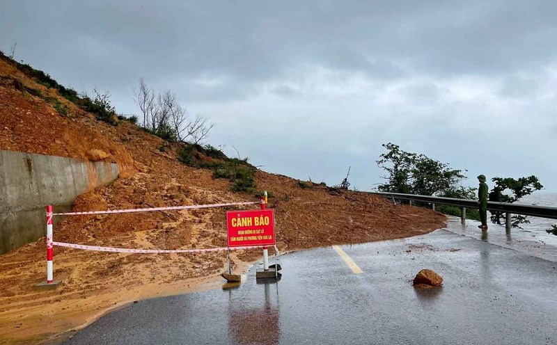The landslide completely cut off the coastal road connecting Ky Khang commune with Hai Ninh ward. Photo: Hoang Anh.