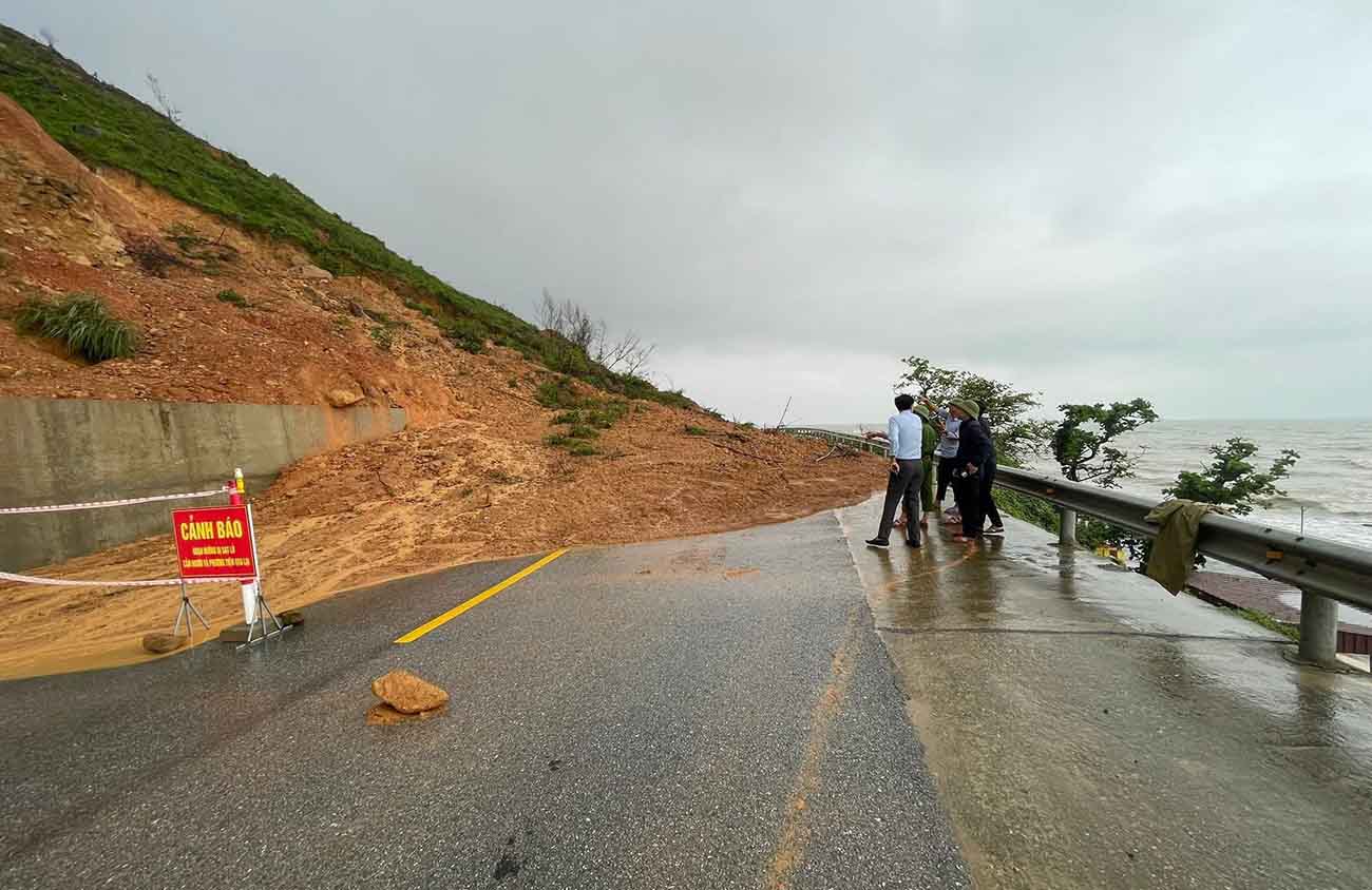 Sat lo gay tac duong ven bien Ha Tinh. Anh: Hoang Anh.