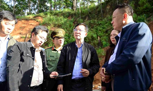 Chủ tịch UBND tỉnh Lâm Đồng Hồ Văn Mười kiểm tra, chỉ đạo khắc phục sạt lở trên đèo D'ran. Ảnh: Phúc Khánh