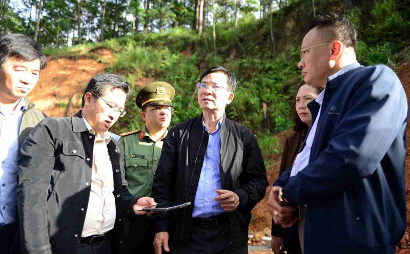 Chairman of Lam Dong Provincial People's Committee Ho Van Muoi inspected and directed the repair of landslides on D'ran Pass. Photo: Phuc Khanh